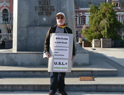 Protest anti-Bolojan: Un orădean a protestat împotriva deciziei primarului de a cădea la pace cu firma Impact 